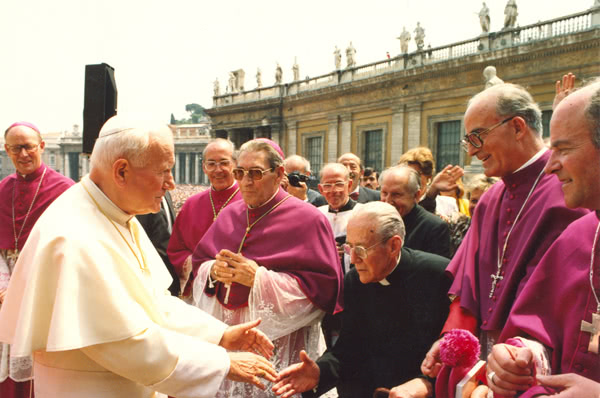 Don Pedro Casciaro saluda a san Juan Pablo II durante la beatificación de san Josemaría