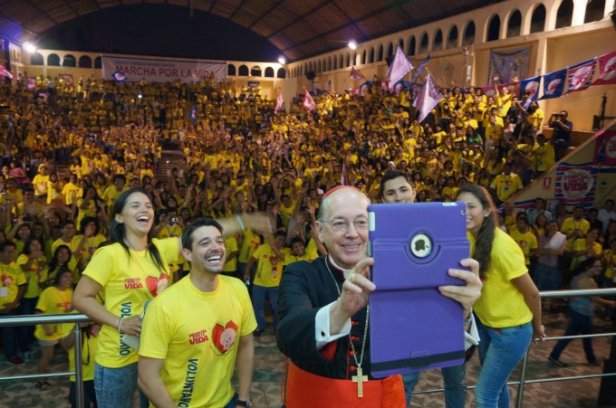 Cardenal Cipriani con voluntarios de la Marcha por la Vida