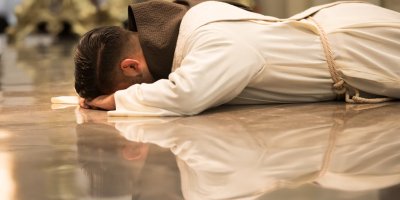 "Me postré consciente de mi nada, me levanté sacerdote"