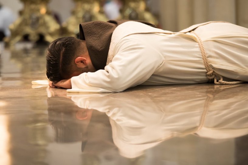 "Me postré consciente de mi nada, me levanté sacerdote"